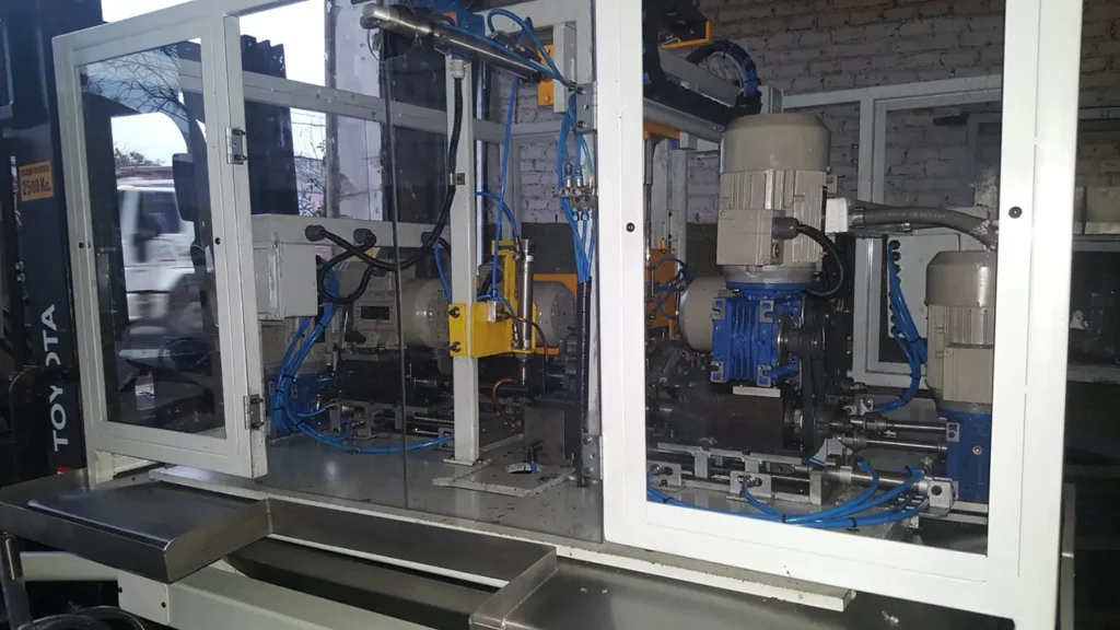 Maquina perforadora y roscadora de caños